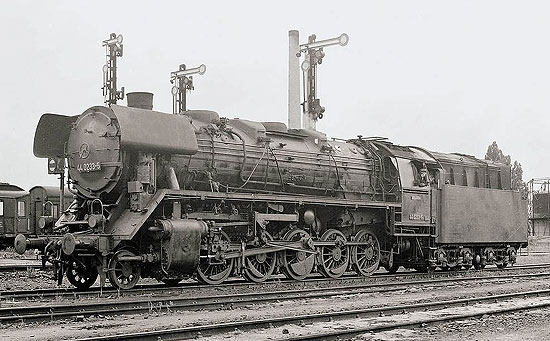 Steam locomotive BR 44 with oil tender<br /><a href='images/pictures/Roco/36012.jpg' target='_blank'>Full size image</a>